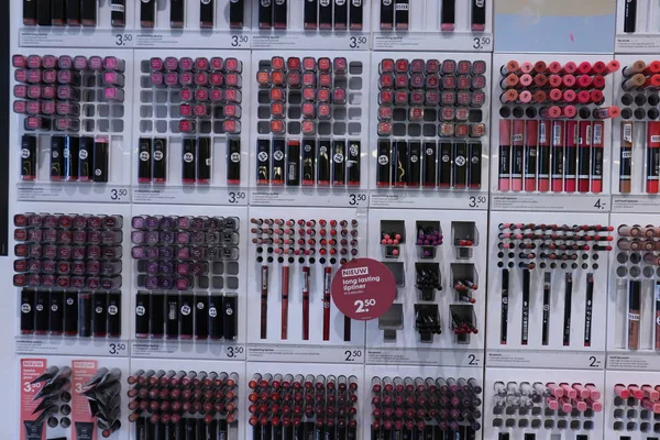 IJmuiden, Hollanda, 4th Temmuz 2018: büyük eczane sergilenen çeşitli kozmetik ürünleri. Etiketler: ürün açıklaması Euro Hollanda, fiyatlarındaki