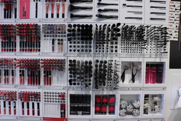 IJmuiden, Hollanda, 4th Temmuz 2018: büyük eczane sergilenen çeşitli kozmetik ürünleri. Etiketler: ürün açıklaması Euro Hollanda, fiyatlarındaki