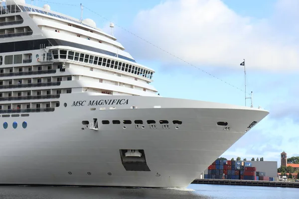 Velsen, Hollanda - 5th Temmuz 2018: Msc Magnifica Kuzey Denizi kanal, Msc Cruises tarafından işletilen.