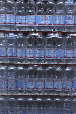 IJmuiden, Hollanda, 4th Temmuz 2018: şişe maden suyu bir süpermarkette
