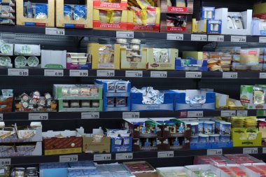 IJmuiden, Hollanda, 4th Temmuz 2018: peynir süpermarket buzdolabı. Metin etiketleri hakkında: Felemenkçe, ürün bilgileri Euro fiyatları.