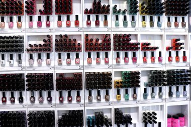 IJmuiden, Hollanda, 4th Temmuz 2018: büyük eczane sergilenen çeşitli kozmetik ürünleri. Etiketler: ürün açıklaması Euro Hollanda, fiyatlarındaki