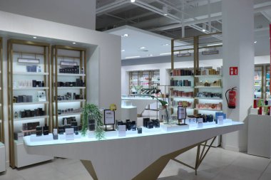 Haarlem, Hollanda - 8th Temmuz 2018: at Hudson'ın Bay parfüm ve kozmetik bölümü