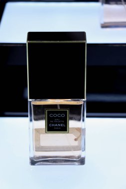 Haarlem, Hollanda - 8th Temmuz 2018: Coco Chanel parfüm sergilenen bir lüks mağaza