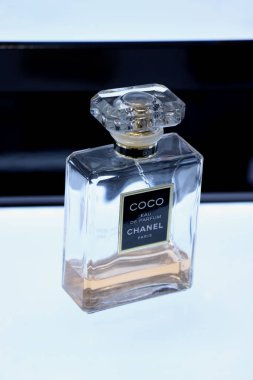 Haarlem, Hollanda - 8th Temmuz 2018: Coco Chanel parfüm sergilenen bir lüks mağaza
