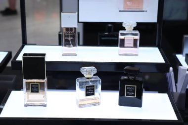 Haarlem, Hollanda - 8th Temmuz 2018: lüks bir mağazada sergilenen çeşitli Chanel parfüm
