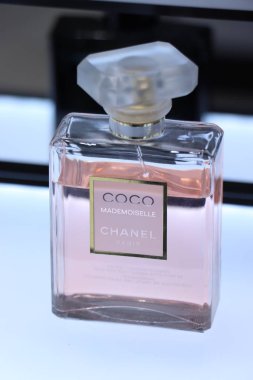 Haarlem, Hollanda - 8th Temmuz 2018: Coco Mademoiselle Chanel parfüm sergilenen bir lüks mağaza