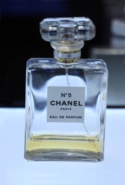 Haarlem, Hollanda - 8th Temmuz 2018: ünlü Chanel 5 numaralı parfüm sergilenen bir lüks mağaza