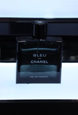 Haarlem, Hollanda - 8th Temmuz 2018: mavi de Chanel lüks bir mağazada sergilenen erkekler için