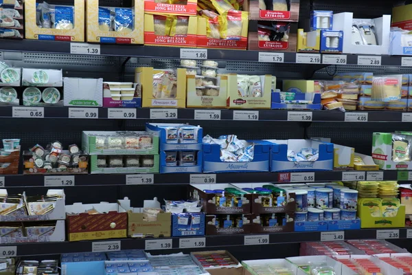 IJmuiden, Hollanda, 4th Temmuz 2018: peynir süpermarket buzdolabı. Metin etiketleri hakkında: Felemenkçe, ürün bilgileri Euro fiyatları.