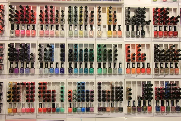 Amsterdam, Hollanda, Ağustos 5th 2015: büyük eczane sergilenen ekranda nailpolish