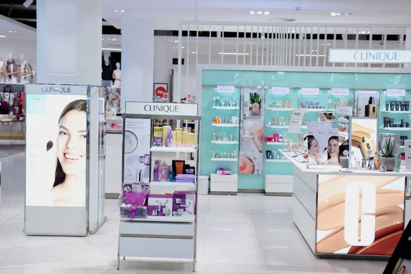 Haarlem, Hollanda - 8th Temmuz 2018: at Hudson'ın Bay parfüm ve kozmetik bölümü