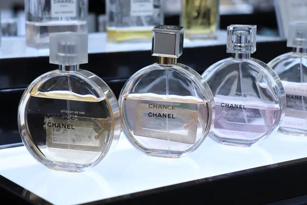Haarlem, Hollanda - 8th Temmuz 2018: Chanel şans kokuları lüks bir mağazada sergilenen farklı türleri