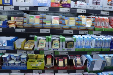 IJmuiden, Hollanda, 4th Temmuz 2018: süt bir süpermarkette. Peynir ve süt. Metin etiketleri hakkında: Felemenkçe, ürün bilgileri Euro fiyatları.