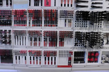 IJmuiden, Hollanda, 4th Temmuz 2018: büyük eczane sergilenen çeşitli kozmetik ürünleri. Etiketler: ürün açıklaması Euro Hollanda, fiyatlarındaki