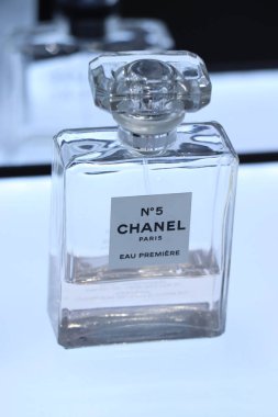 Haarlem, Hollanda - 8th Temmuz 2018: ünlü Chanel 5 numaralı parfüm sergilenen bir lüks mağaza