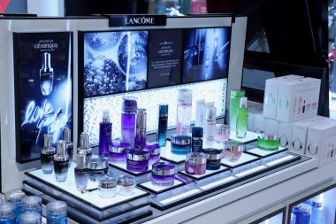 Haarlem, Hollanda - 8th Temmuz 2018: Lancome cilt bakım ürünleri sergilenen bir lüks mağaza