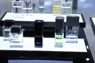 Haarlem, Hollanda - 8th Temmuz 2018: erkek kokuları sergilenen bir lüks mağaza için çeşitli Chanel