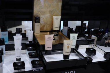 Haarlem, Hollanda - 8th Temmuz 2018: Chanel Cilt bakım ürünleri sergilenen bir lüks mağaza