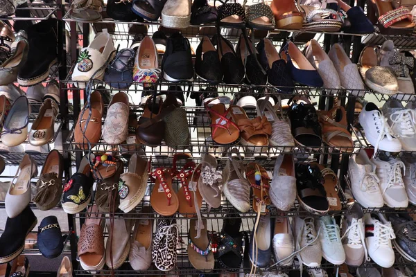 哈勒姆 2018年7月8日 鞋店出售的鞋子 按大小排序 — 图库照片