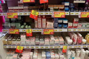 Haarlem, Hollanda, 8 Temmuz 2018: çeşitli markalarda indirim eczane güzellik ürünleri. Metin etiketleri hakkında: Felemenkçe, ürün bilgileri Euro fiyatları.