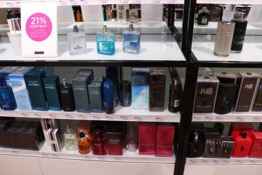 Haarlem, Hollanda - 8th Temmuz 2018: erkek kokuları sergilenen bir lüks parfüm Dükkanı