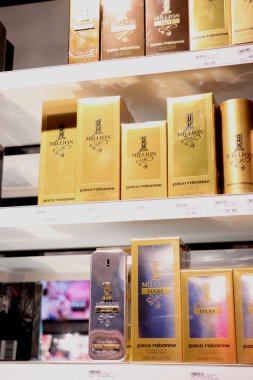 Haarlem, Hollanda - 8th Temmuz 2018: Paco Rabanne mens kokuları sergilenen bir lüks parfüm Dükkanı