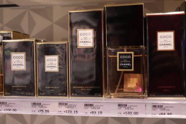 Haarlem, Hollanda - 8th Temmuz 2018: Coco Chanel frangrances sergilenen bir lüks mağaza.