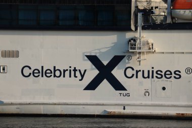 IJmuiden, Hollanda - 13th Temmuz 2018: Ünlü Eclipse Ijmuiden deniz kilit bırakarak Celebrity Cruises tarafından işletilen. Şirket logosu detay