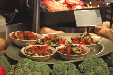 Kendi kendine bir restoranda taze yapılmış salata ile plakalar