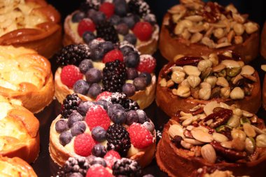 Taze bir self-servis restoran sergilenen şekerleme yaptım. Fındık, kek ve meyve