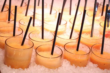 Bir self-servis restoranında taze meyve püresi.