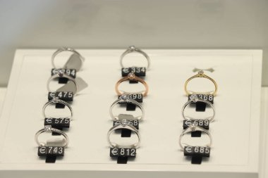 Solitaire elmas nişan halkaları bir vitrin içinde