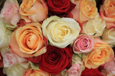 Çiçekli bir düğün süslemesinde karışık pembe güller.