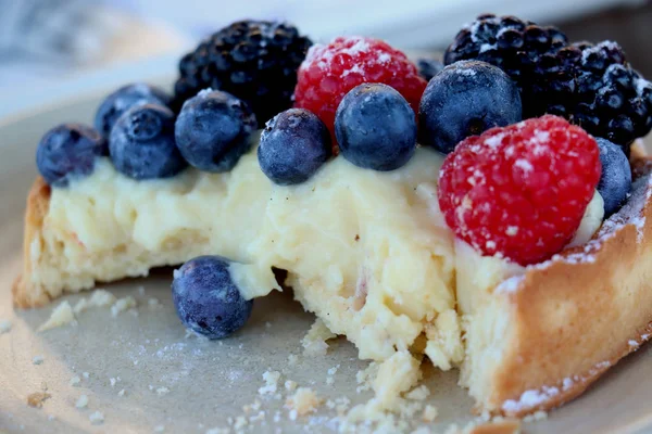 Konfektyrvaror Färska Frukter Vaniljsås Hallon Blåbär Och Rubus — Stockfoto