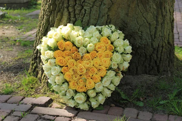 Συλλυπητήρια Λουλούδια Κηδεία Λουλούδια Κοντά Ένα Δέντρο Άσπρα Και Κίτρινα — Φωτογραφία Αρχείου