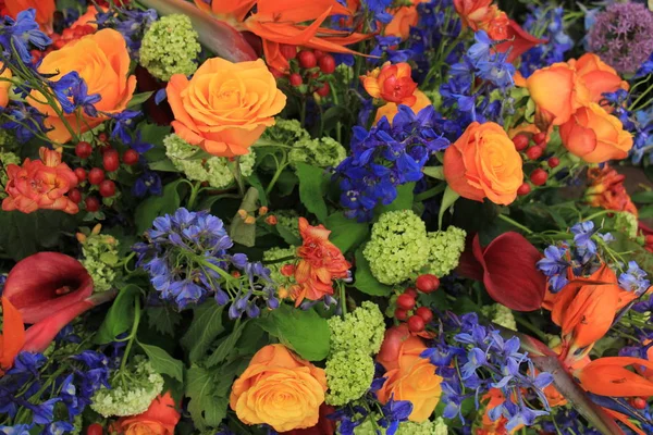 混合插花 为婚礼准备的各种橙色和蓝色的花 — 图库照片