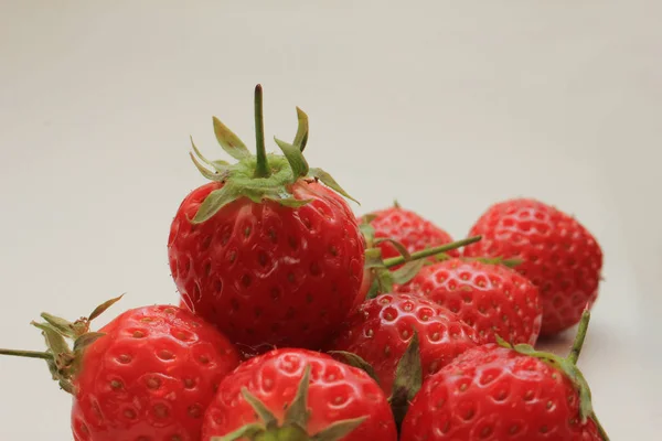 Große Frische Erdbeeren Auf Weißem Hintergrund — Stockfoto