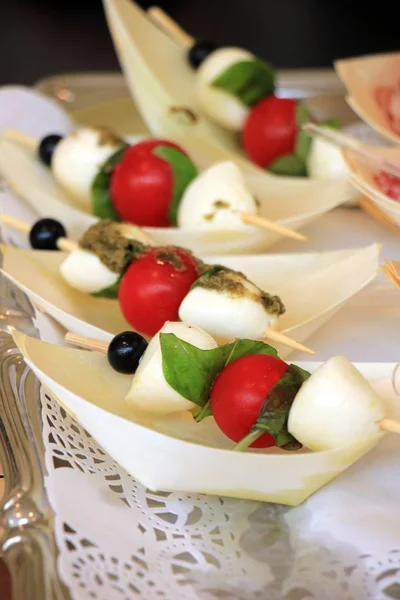 Düğün Resepsiyonunda Meze Ahşap Şişleri Kiraz Domates Fesleğen Mozzarella Peyniri — Stok fotoğraf