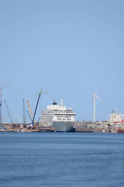 Velsen, Hollanda - 20th Temmuz 2018: Ms deniz Ijmuiden deniz kilit bırakarak Residences tarafından işletilen dünya. Dünyanın en büyük özel konut yat sahibi olduğunu.