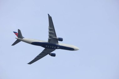 Amsterdam Hollanda - 4 Mart 2018: N820nw Delta hava hatları Airbus A330-300 kalkış Aalsmeerbaan pist, Amsterdam Airport Schiphol üzerinden