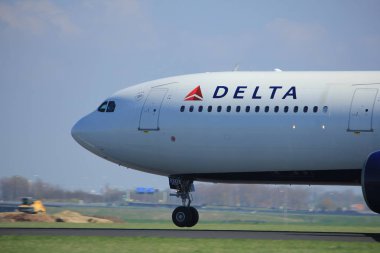 Amsterdam Hollanda - 2 Nisan 2017: N803nw Delta hava hatları Airbus A330 kalkış Polderbaan pist, Amsterdam Airport Schiphol üzerinden