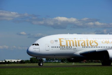 Amsterdam Hollanda - 3 Mayıs 2018: A6-EDI Emirlikleri Airbus A380-800 kalkış Polderbaan pist, Amsterdam Airport Schiphol üzerinden