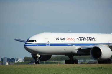 Amsterdam Hollanda - 3 Mayıs 2018: B-2098 hava Çin kargo Boeing 777f kalkış Polderbaan pist, Amsterdam Airport Schiphol üzerinden