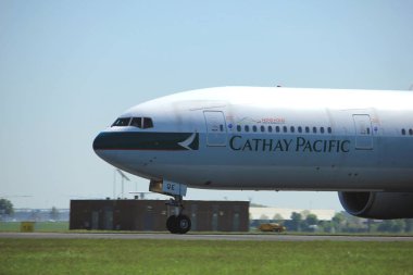 Amsterdam Hollanda - 4 Mayıs 2018: B-Kqe Cathay Pacific Boeing 777-300 kalkış Polderbaan pist, Amsterdam Airport Schiphol üzerinden