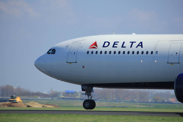 Амстердам, Нидерланды - 2 апреля 2017 года: взлет N803NW Delta Air Lines Airbus A330 с взлетно-посадочной полосы Polderbaan, Амстердам Аэропорт Схипхол
