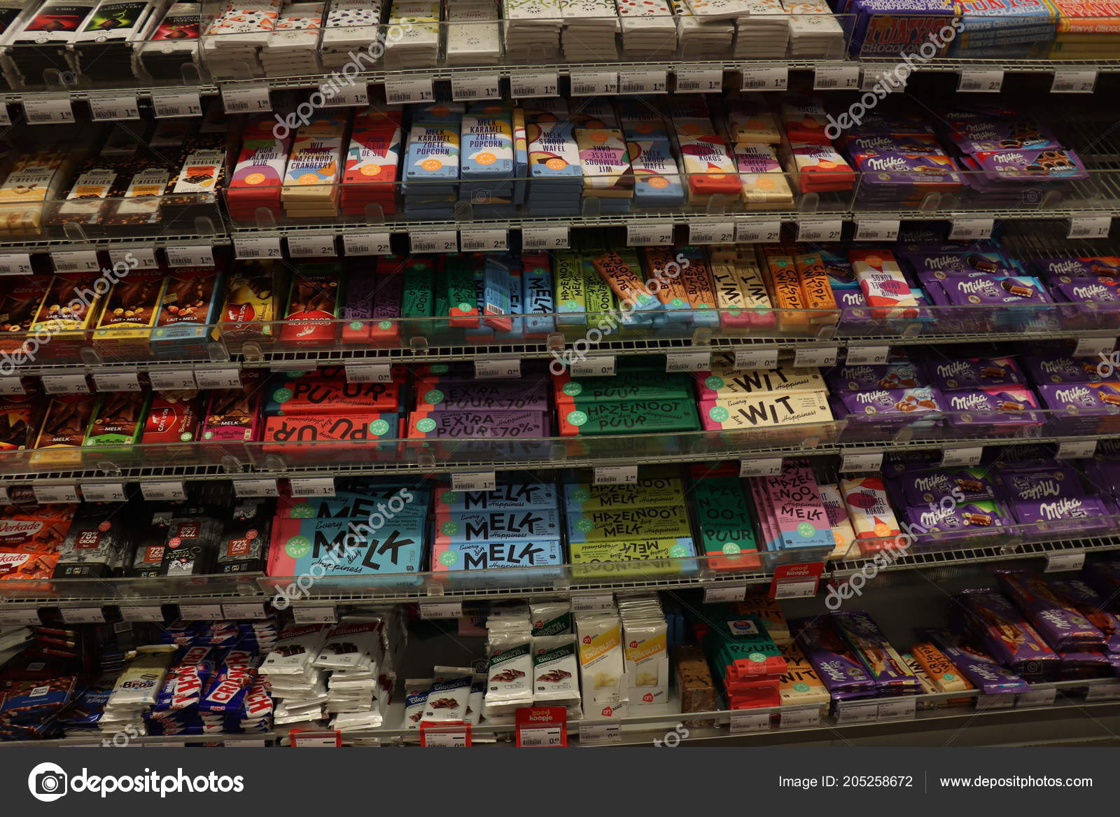 哈勒姆2018年7月22日在超级市场的各种品牌的巧克力标签上的文本产品信息荷兰语欧元价格—— 库存社论照片© portosabbia  #205258672