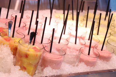 Bir self-servis restoranında taze meyve püresi.