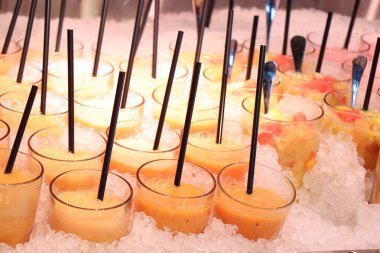 Bir self-servis restoranında taze meyve püresi.