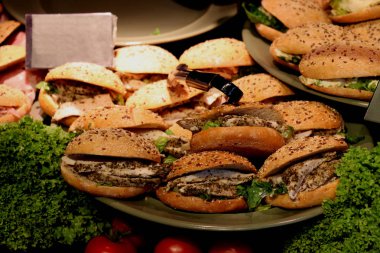 Self-servis restoran sıcak et ve jambonlu sandviç